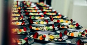 Restaurants ou Services Traiteur : Le Choix Idéal pour Votre Séminaire d'Entreprise